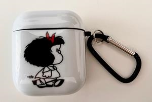 FUNDA AIRPODS CUADRADA BLANCA MAFALDA | 8582700066484 | QUINO